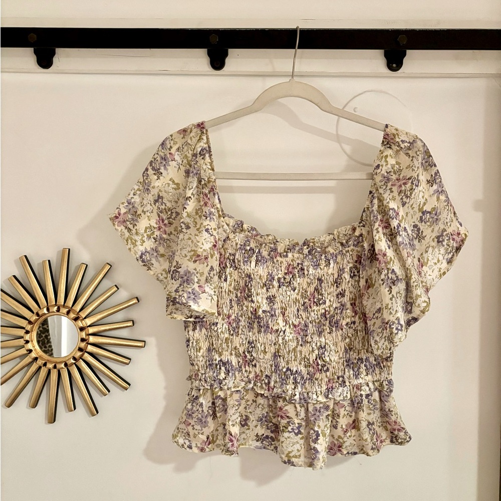Gorgeous ASTR The Label smocked top w flutter sleeves. Silky print fabric Size S